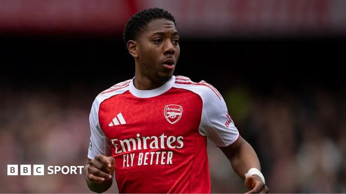 Futbolchi Arsenal formasida harakatda Futbolchi Arsenal formasida harakatda