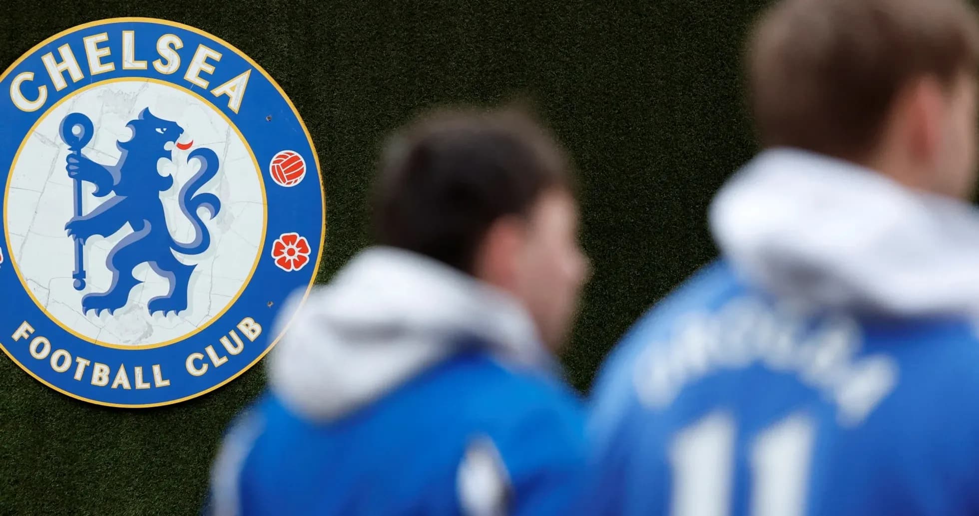 Chelsea FC logo with players in training gear Chelsea FC logo with players in training gear