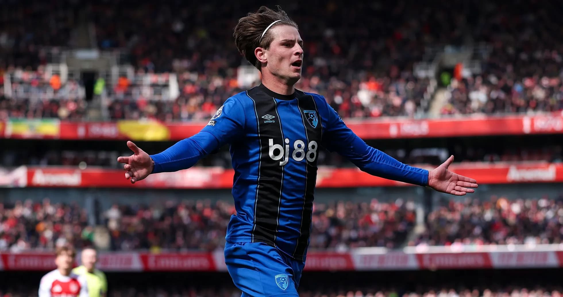 Futbolchi gol urishdan keyin nishonlayapti Futbolchi gol urishdan keyin nishonlayapti