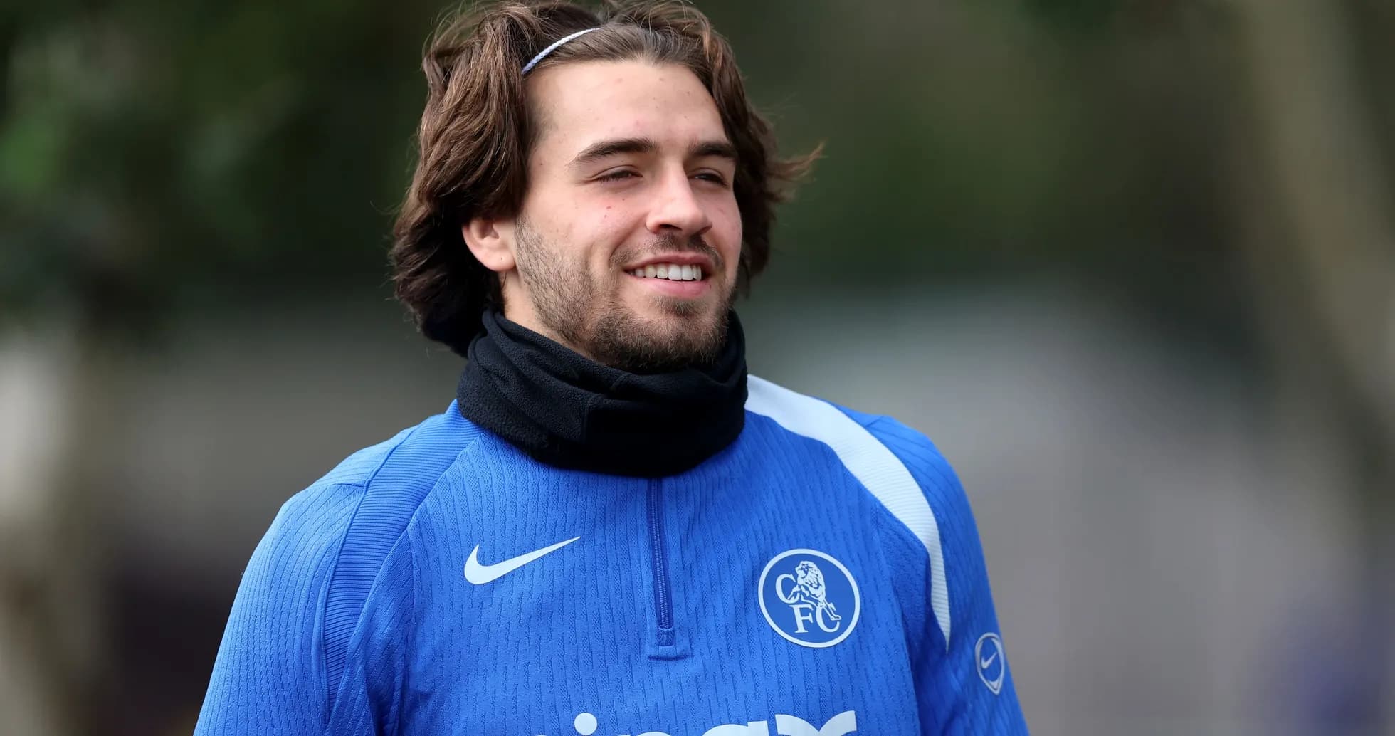 Futbolchi treningda ko'k forma kiygan Futbolchi treningda ko'k forma kiygan