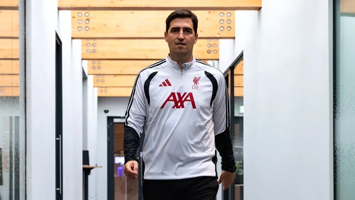 Futbolchi LFC formasi bilan koridorda yurmoqda Futbolchi LFC formasi bilan koridorda yurmoqda