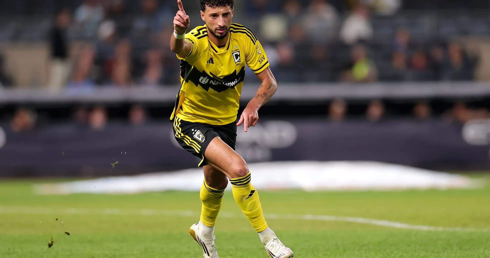 Futbolchi maydonda raqibga ko'rsatmoqda Futbolchi maydonda raqibga ko'rsatmoqda