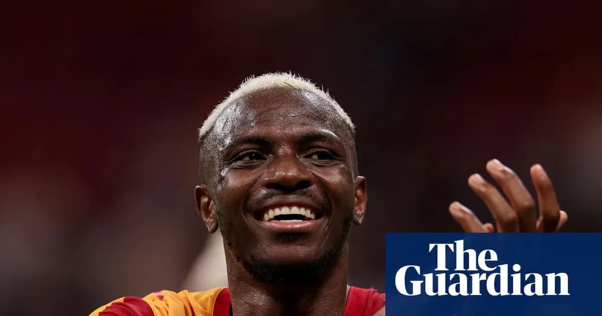 Futbolchi maydonda quvonch bilan qo'llarini ko'tarib turibdi Futbolchi maydonda quvonch bilan qo'llarini ko'tarib turibdi