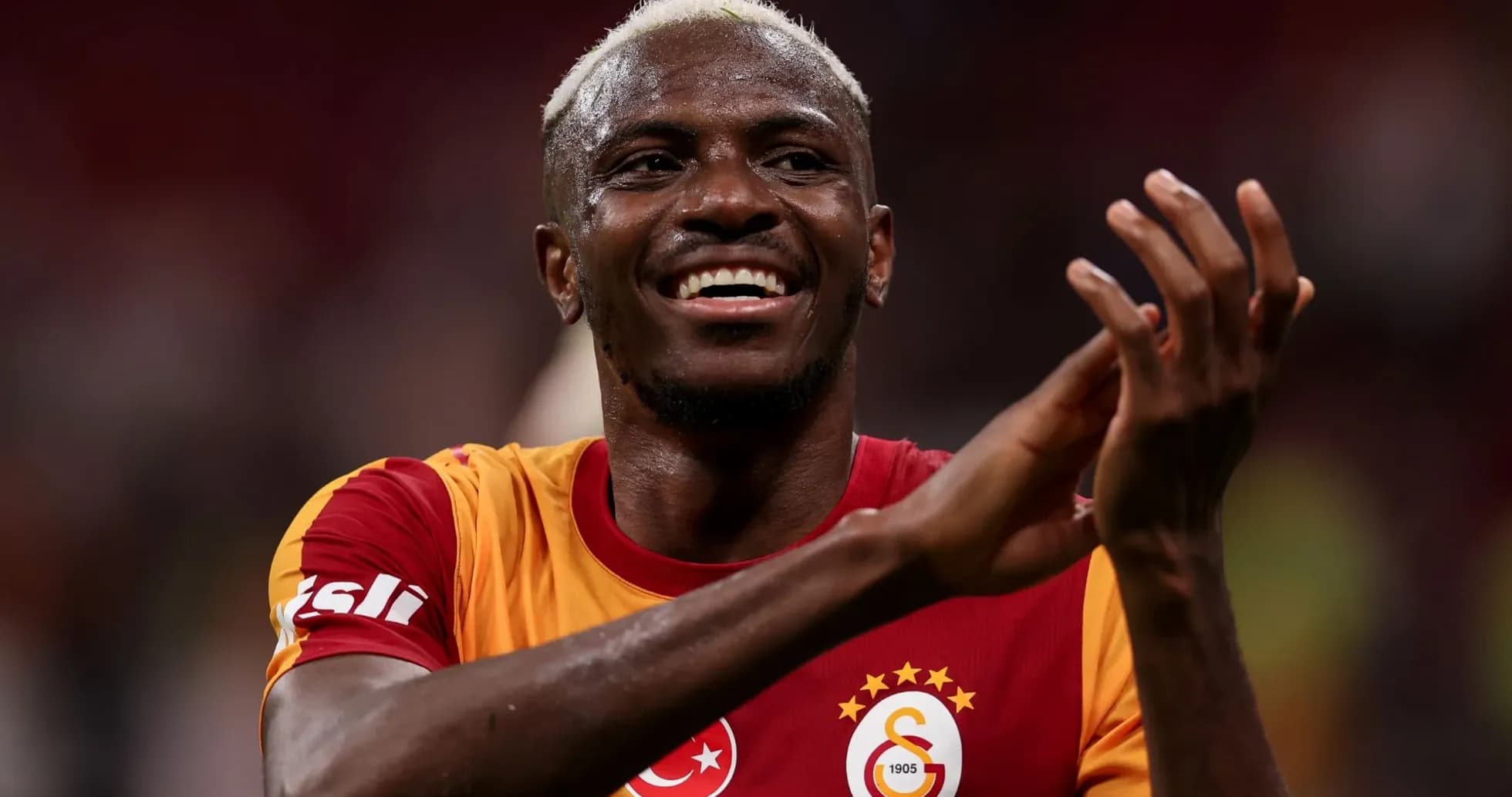 Futbolchi qo'llarini ko'tarib, muxlislarga salom beradi Futbolchi qo'llarini ko'tarib, muxlislarga salom beradi