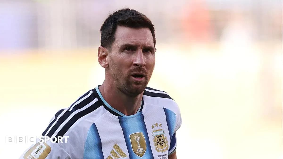Futbolchi maydonda Argentina formasida harakat qilmoqda Futbolchi maydonda Argentina formasida harakat qilmoqda