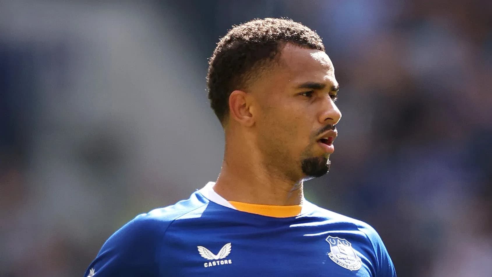 Futbolchi Everton formasida o'yin maydonida Futbolchi Everton formasida o'yin maydonida