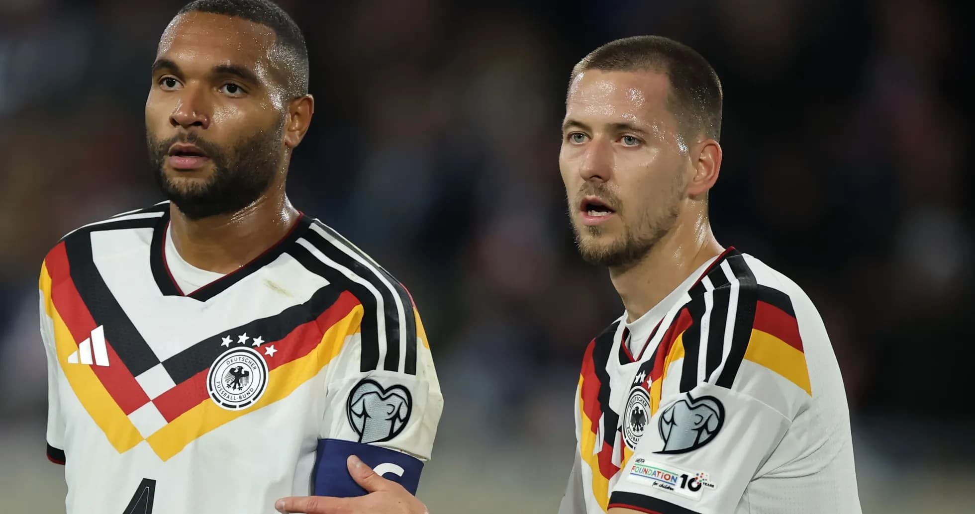 Ikkita futbolchi Germaniya formasi bilan maydonda Ikkita futbolchi Germaniya formasi bilan maydonda