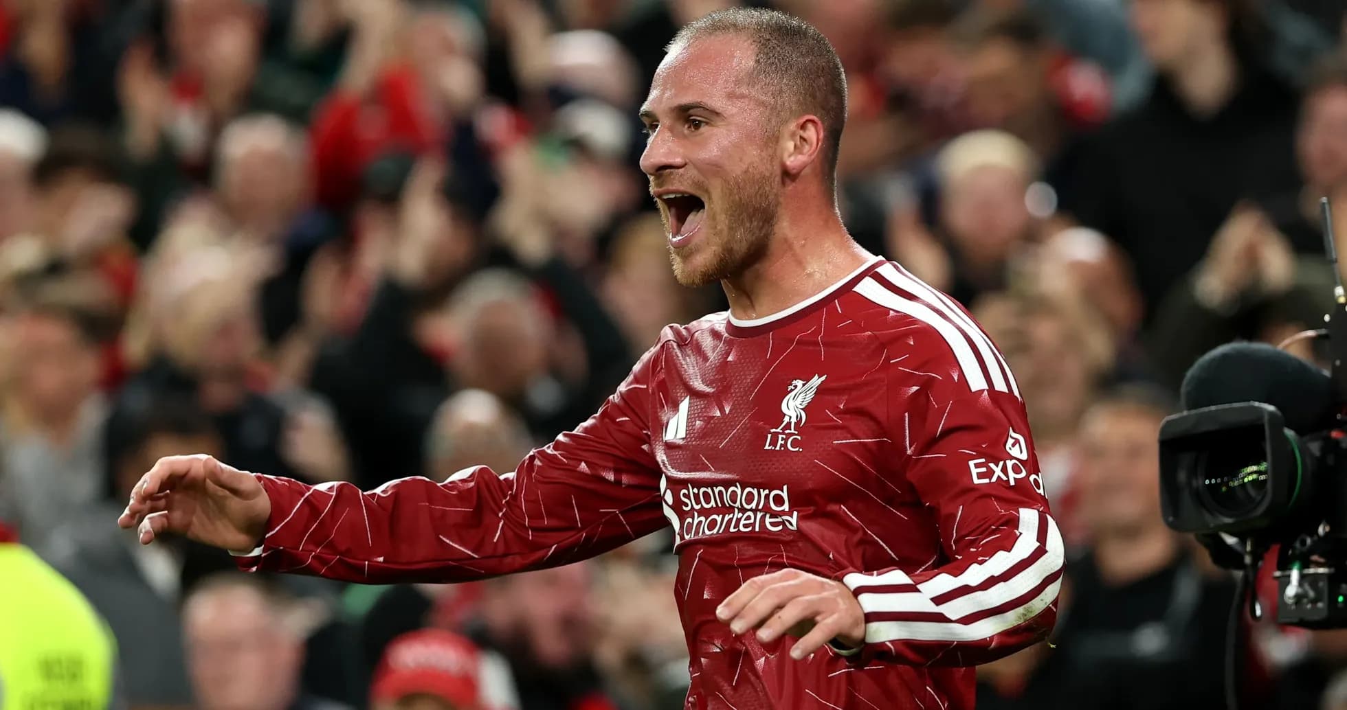 Futbolchi nishonlayotgan Liverpool o'yinchisi Futbolchi nishonlayotgan Liverpool o'yinchisi