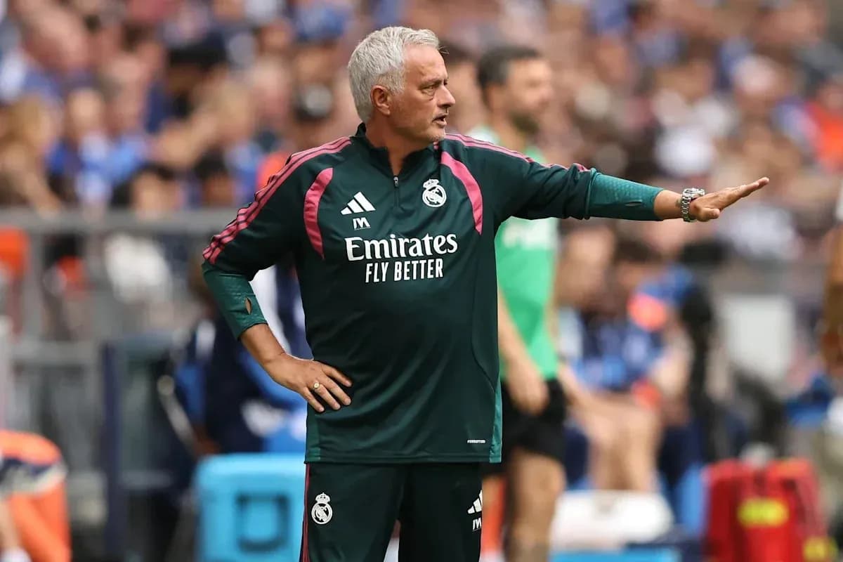 Trener Real Madrid taktikasi bilan ko'rsatma berayotgan Trener Real Madrid taktikasi bilan ko'rsatma berayotgan