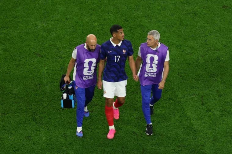 Fransiya futbolchisi jarohatlangan holda olib chiqilmoqda Fransiya futbolchisi jarohatlangan holda olib chiqilmoqda