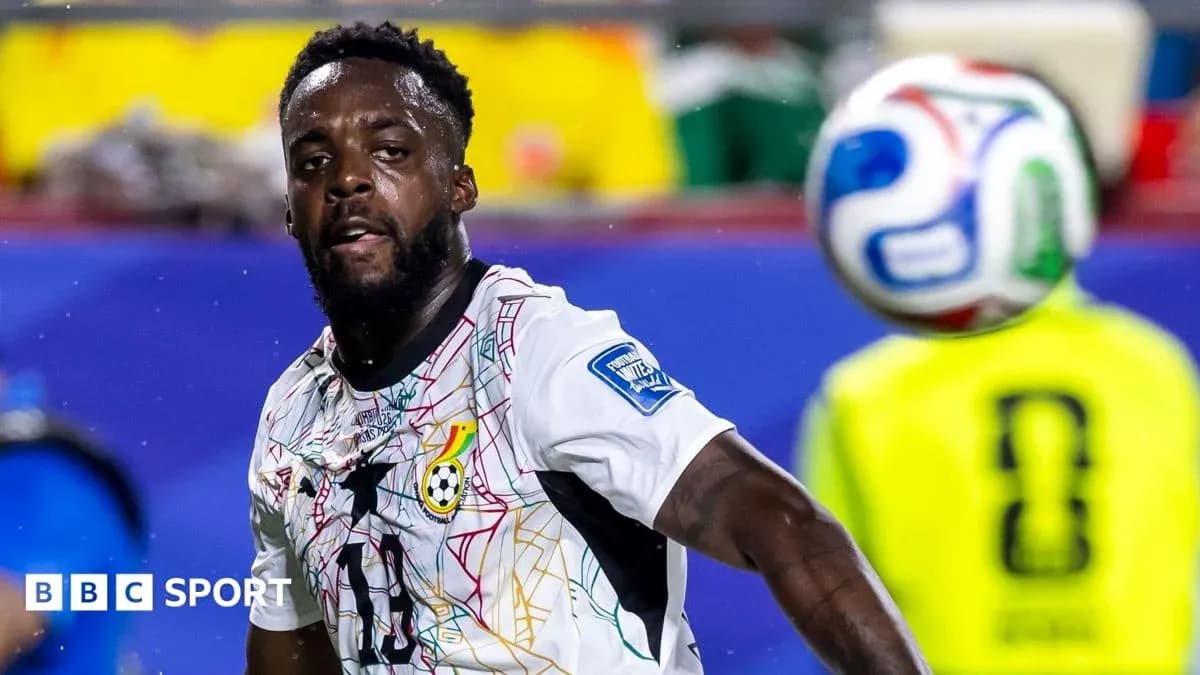 Futbolchi to'pni ushlayotgan jarayonda Futbolchi to'pni ushlayotgan jarayonda