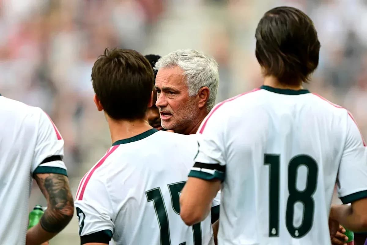 Trener futbolchilar bilan muloqot qilmoqda Trener futbolchilar bilan muloqot qilmoqda