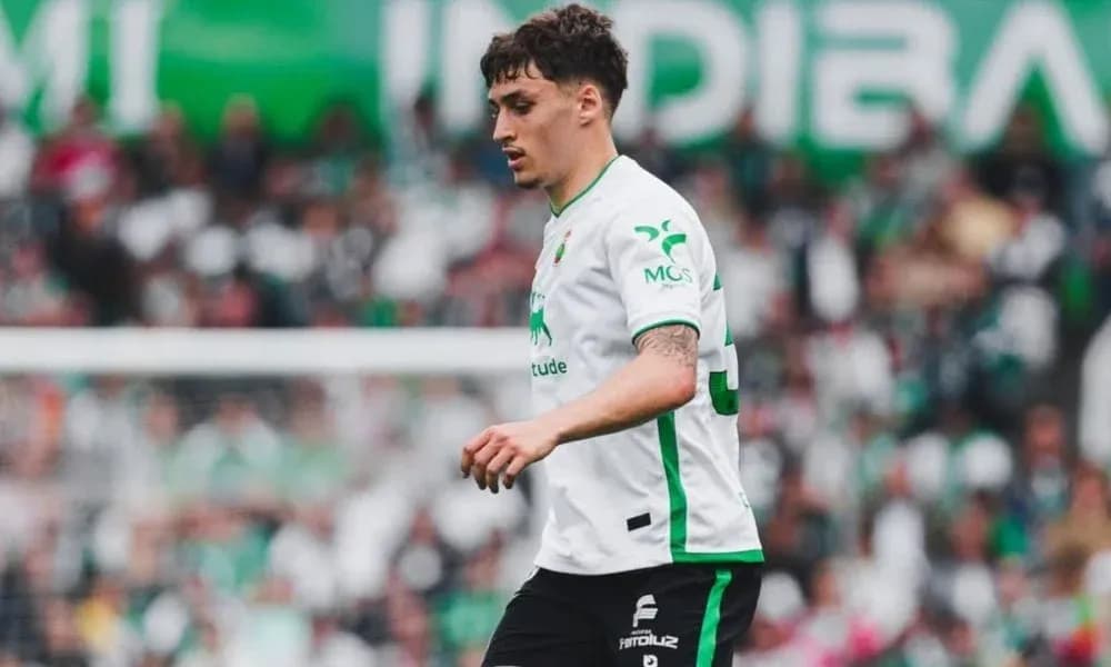 Futbolchi maydonda harakatda, o'yin davomida Futbolchi maydonda harakatda, o'yin davomida