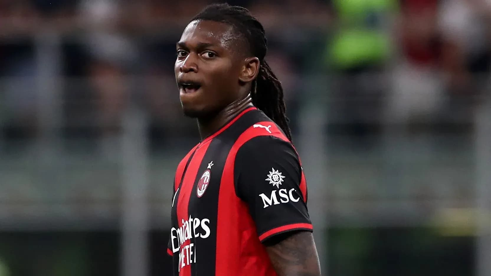 Futbolchi Milan formasida maydonda harakatda Futbolchi Milan formasida maydonda harakatda