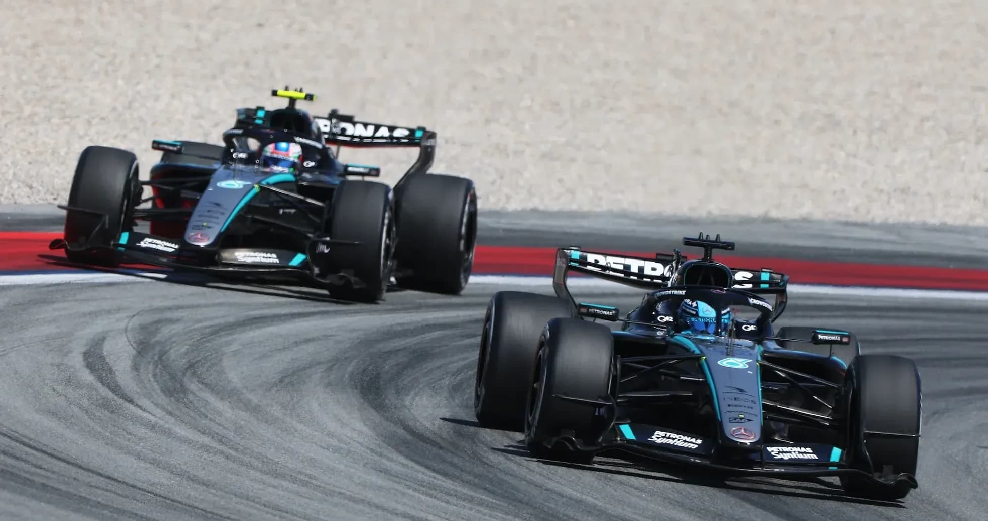Ikki Mercedes Formula 1 avtomobili burilishda Ikki Mercedes Formula 1 avtomobili burilishda
