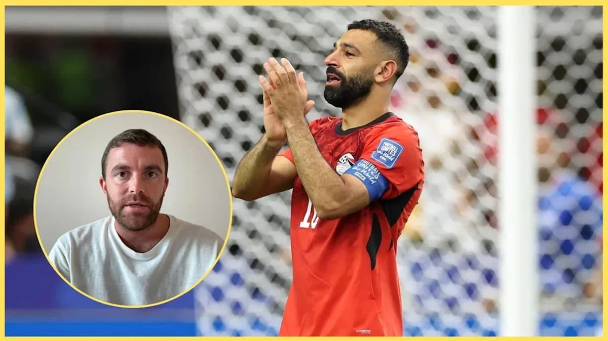 Futbolchi maydonda qo'llarini ko'targan holda Futbolchi maydonda qo'llarini ko'targan holda