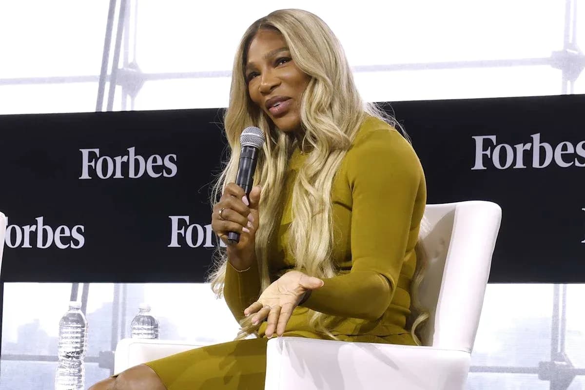 Ayolda Forbes tadbirida mikrofon ushlab turibdi Ayolda Forbes tadbirida mikrofon ushlab turibdi