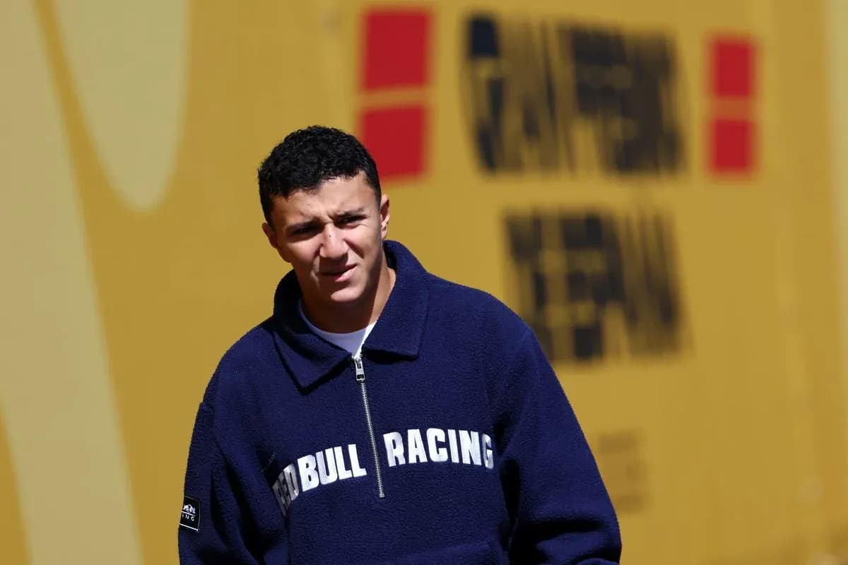 Yoshig'i Red Bull Racing kiyimida yurgan yigit Yoshig'i Red Bull Racing kiyimida yurgan yigit