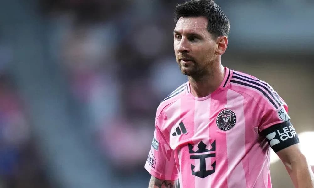 Futbolchi mayinidagi rozoviy formada Futbolchi mayinidagi rozoviy formada