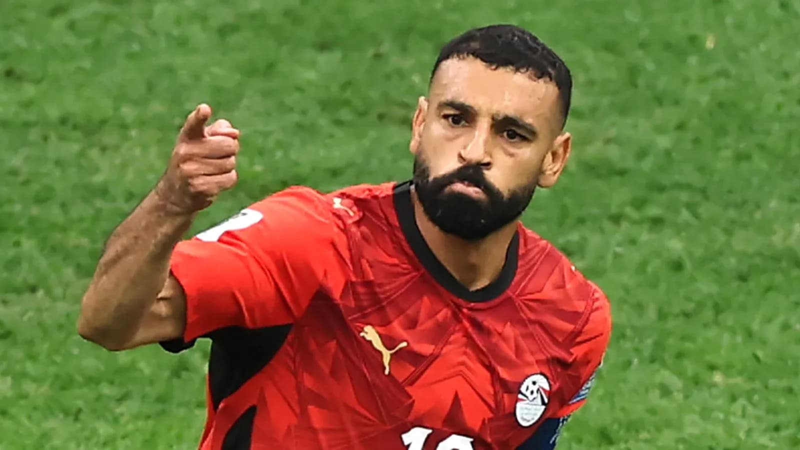 Futbolchi gol urganidan keyin qo'lini ko'taradi Futbolchi gol urganidan keyin qo'lini ko'taradi