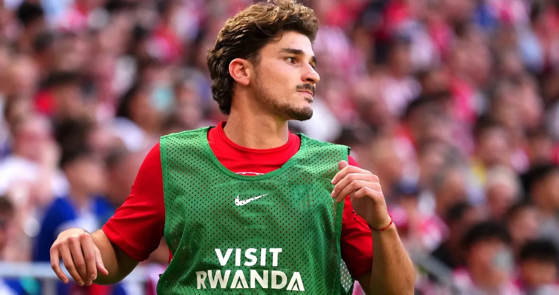 Futbolchi zaxira kiyimida maydon atrofida yurmoqda Futbolchi zaxira kiyimida maydon atrofida yurmoqda