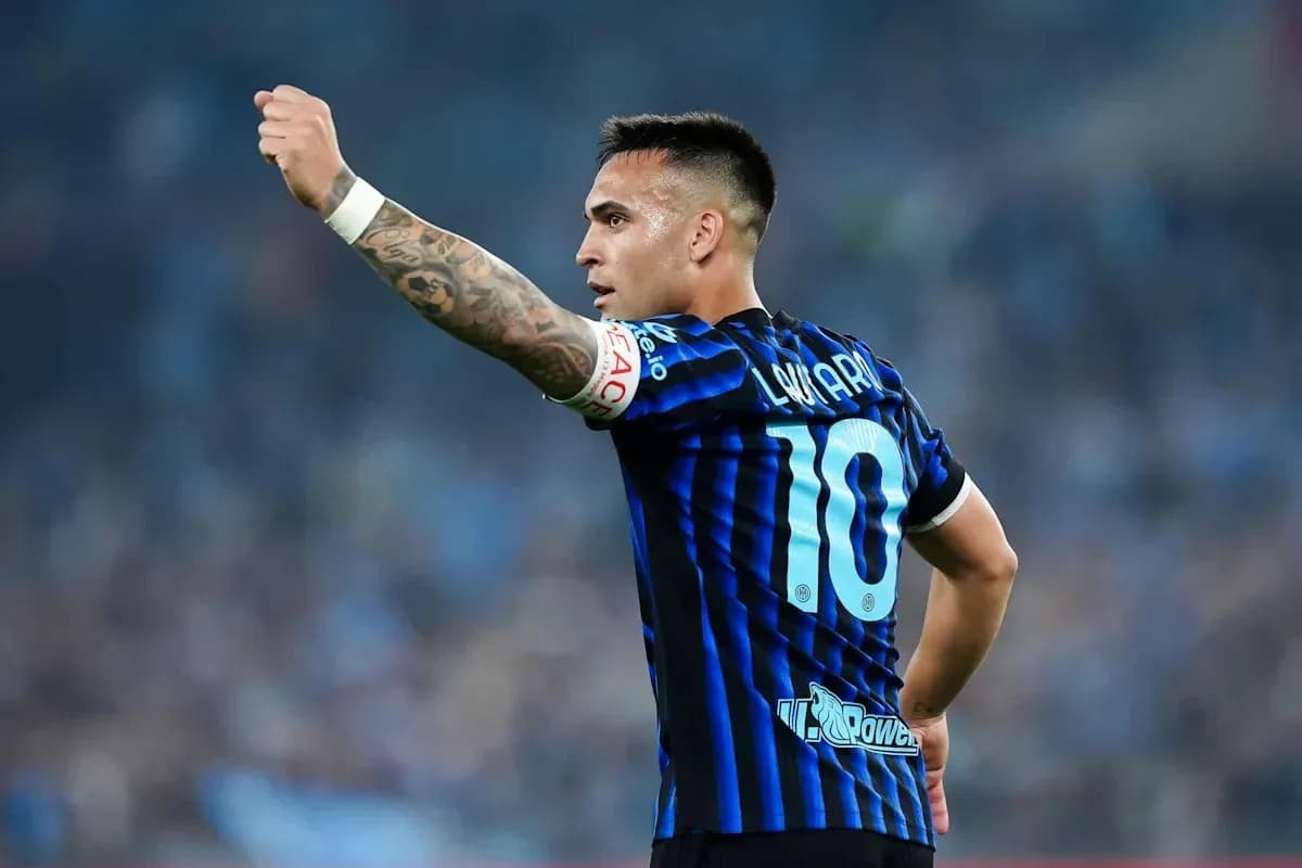 Futbolchi maydonda qo'lini ko'targan holda Futbolchi maydonda qo'lini ko'targan holda
