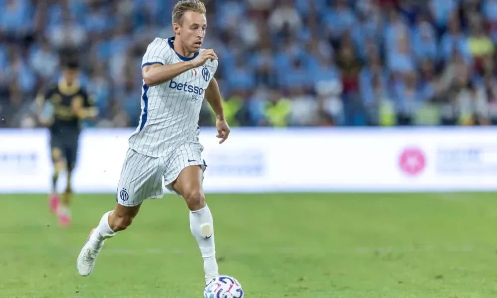 Futbolchi to'pni quchoqda ushlab, yugurmoqda Futbolchi to'pni quchoqda ushlab, yugurmoqda