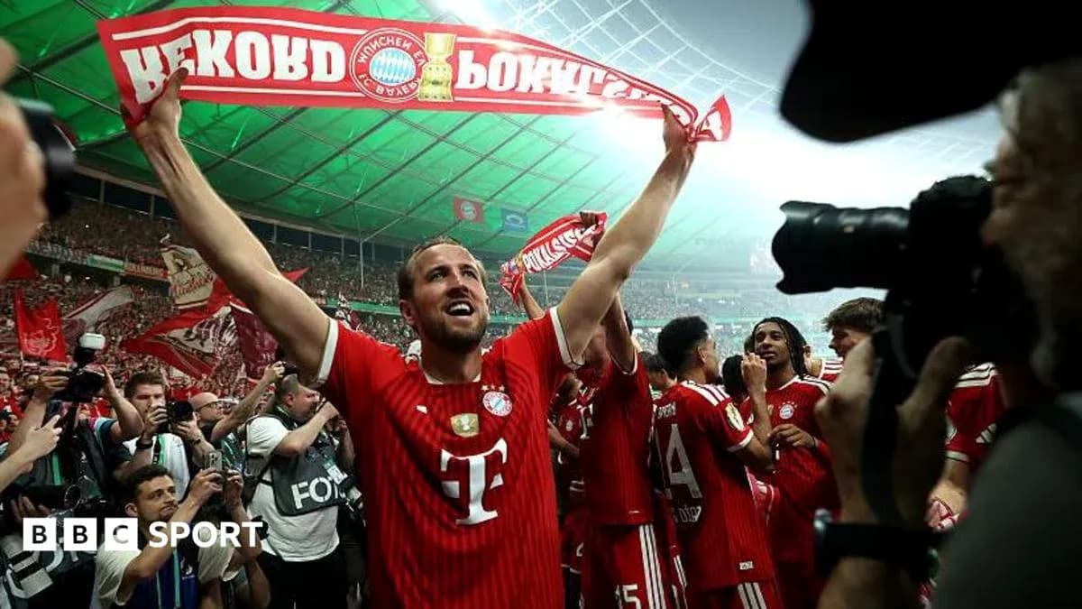 Futbolchi Bayern München bayroqlarni ko'tarib turibdi Futbolchi Bayern München bayroqlarni ko'tarib turibdi