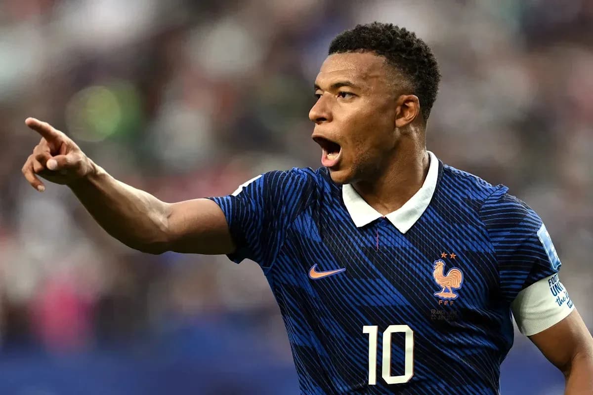 Futbolchi Kylian Mbappé maydonda harakatda Futbolchi Kylian Mbappé maydonda harakatda