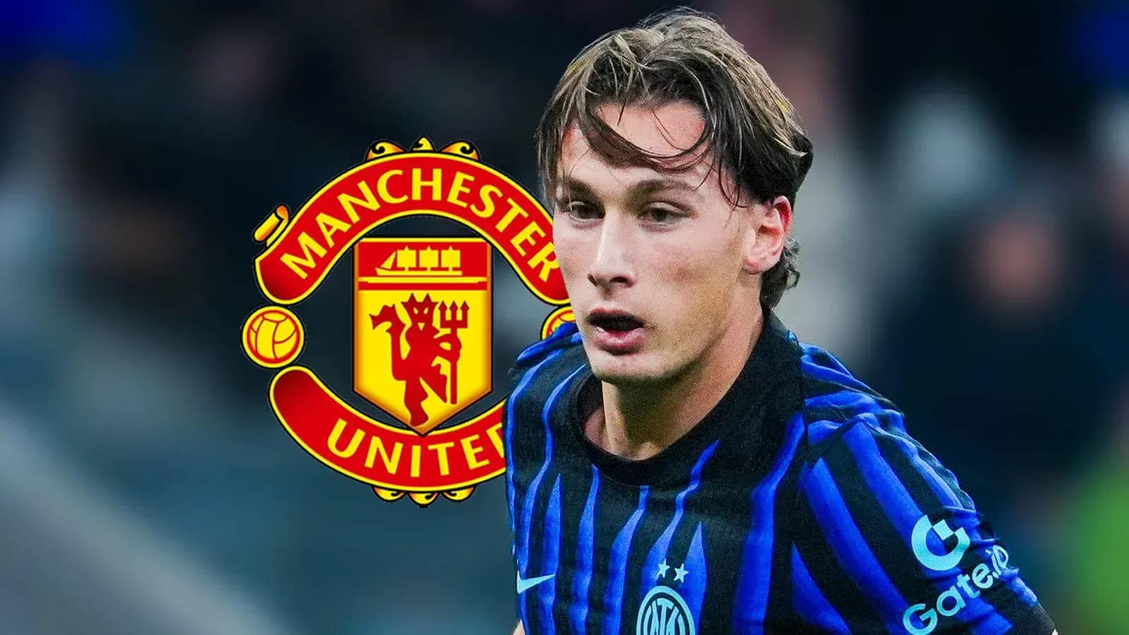 Futbolchi maydonda harakatda, Manchester United logosi bilan Futbolchi maydonda harakatda, Manchester United logosi bilan