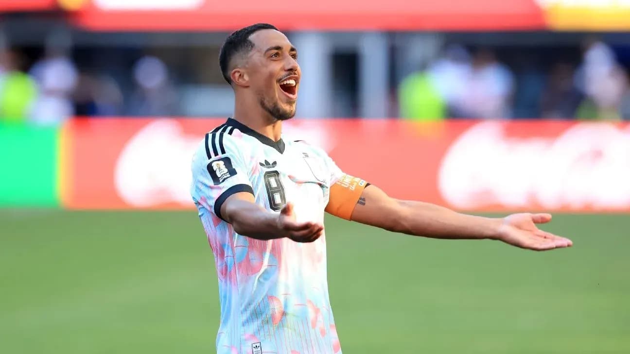 Futbolchi maydonda raqobatga tayyorlanmoqda Futbolchi maydonda raqobatga tayyorlanmoqda