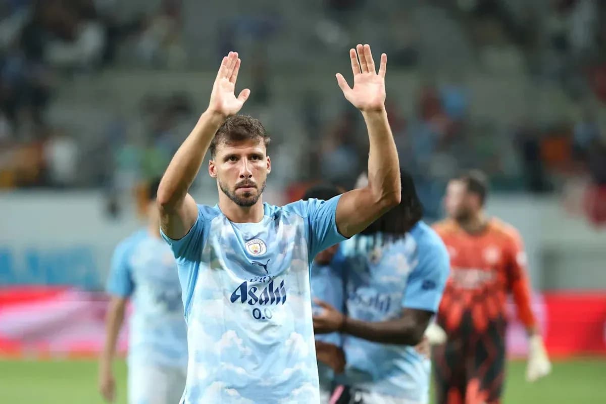 Futbolchi jamoa oldida qo'l silkitmoqda Futbolchi jamoa oldida qo'l silkitmoqda