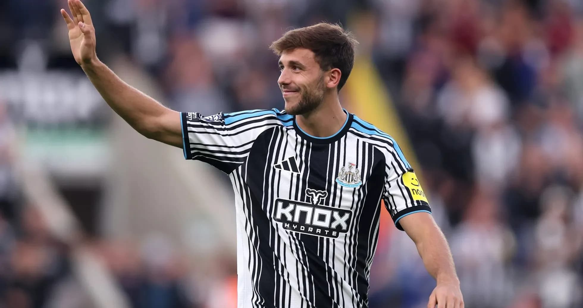 Futbolchi maydonda muxlislarga qo'l chiroyli tutmoqda Futbolchi maydonda muxlislarga qo'l chiroyli tutmoqda