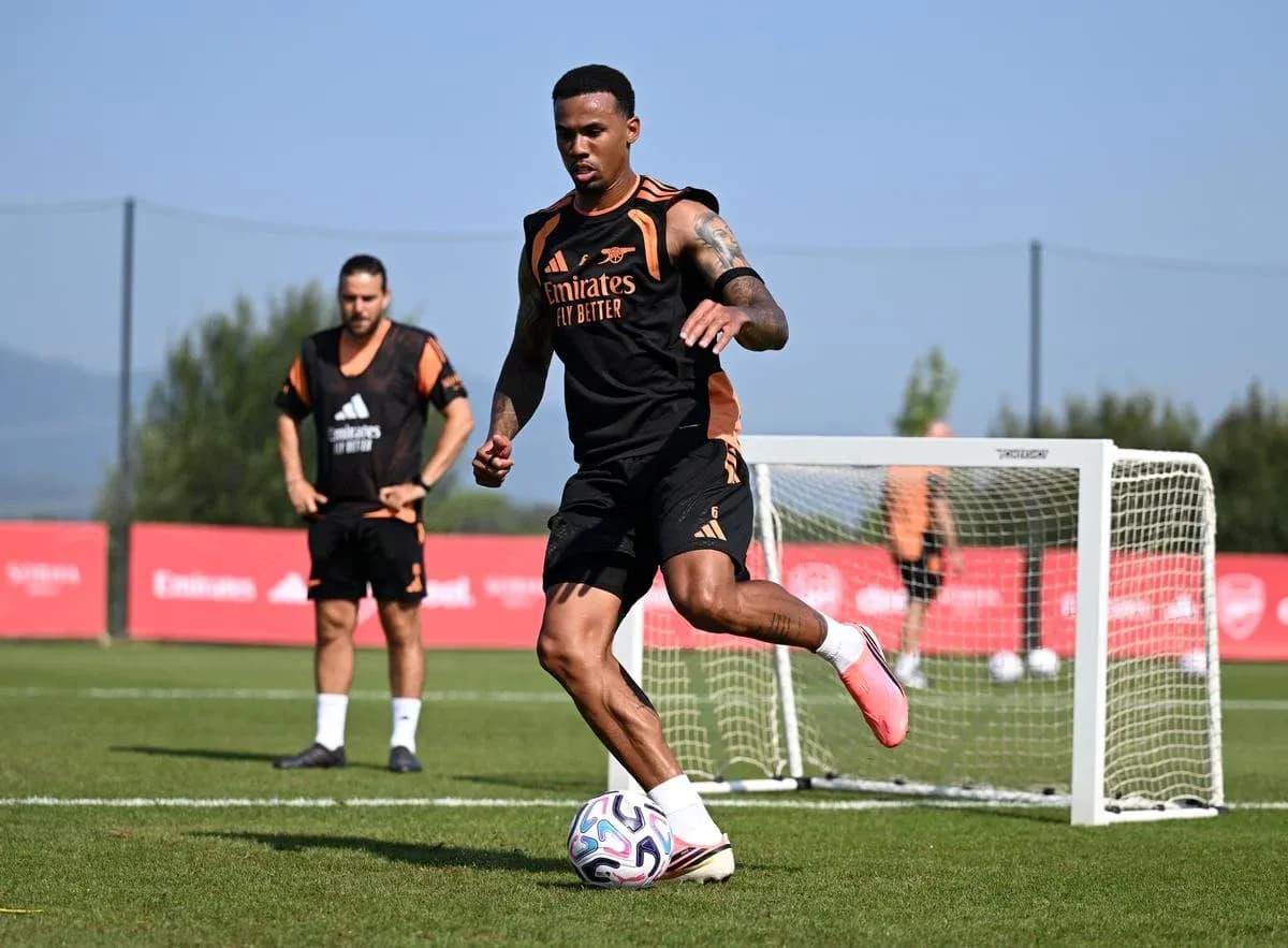 Futbolchi to'pni nazorat qilmoqda, mashg'ulot maydonida Futbolchi to'pni nazorat qilmoqda, mashg'ulot maydonida