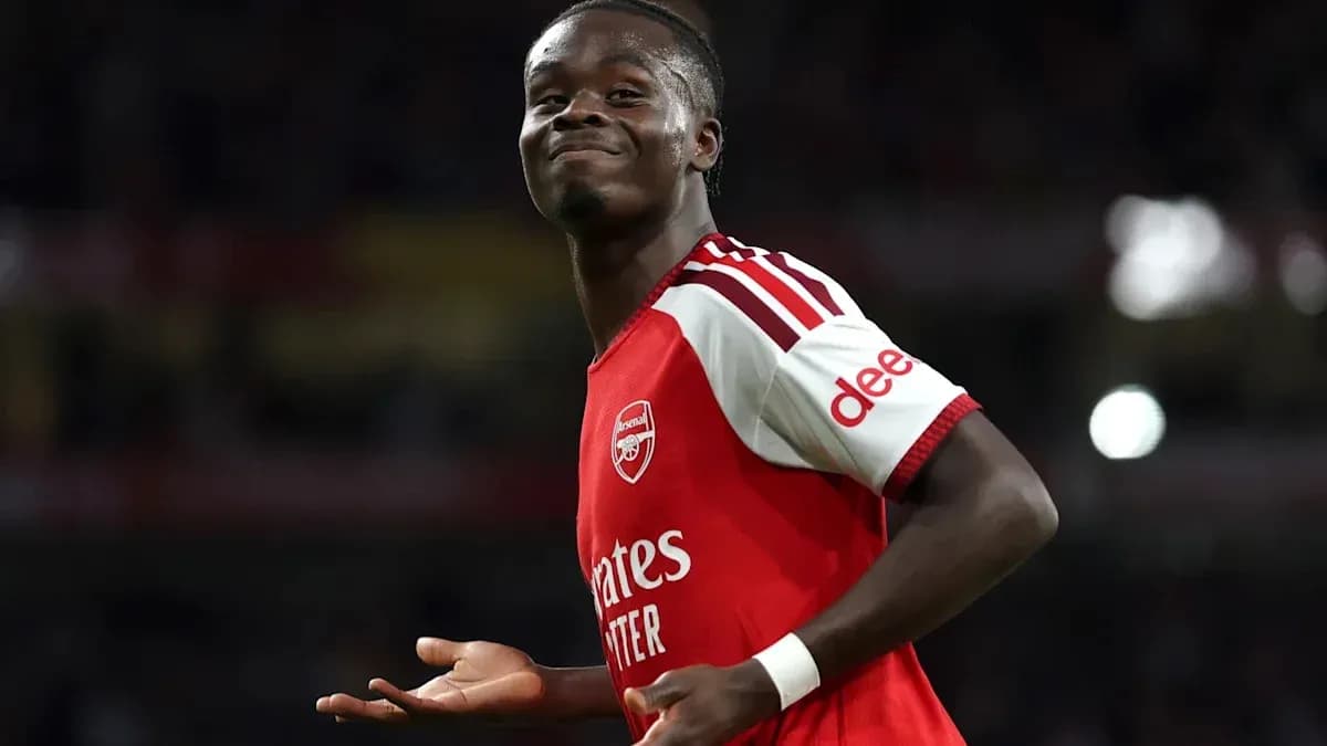 Futbolchi Arsenal formasida maydonda tabassum qilmoqda Futbolchi Arsenal formasida maydonda tabassum qilmoqda