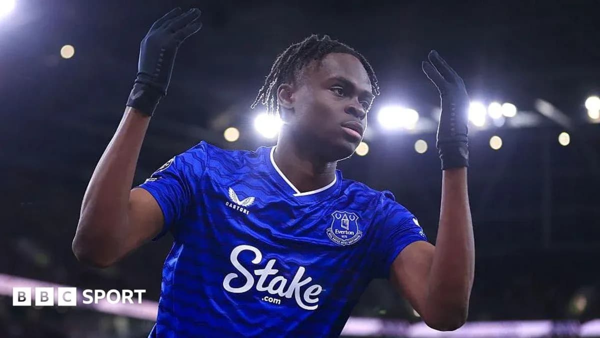 Futbolchi Everton formasida gol urish harakatida Futbolchi Everton formasida gol urish harakatida