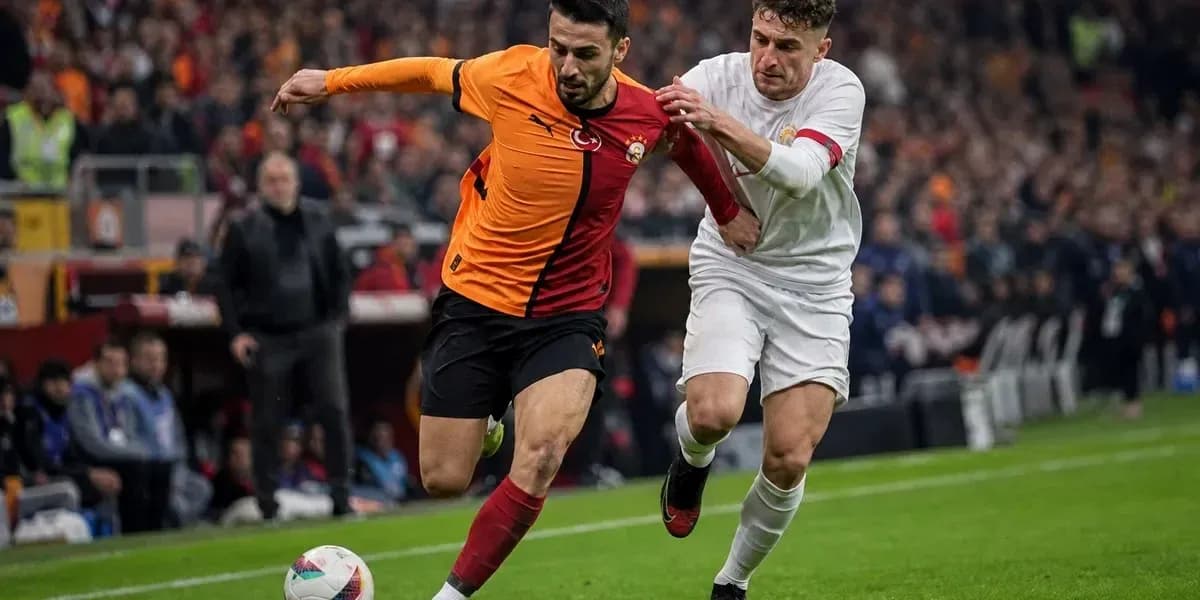 Futbolchilar to'p uchun kurashmoqda Futbolchilar to'p uchun kurashmoqda