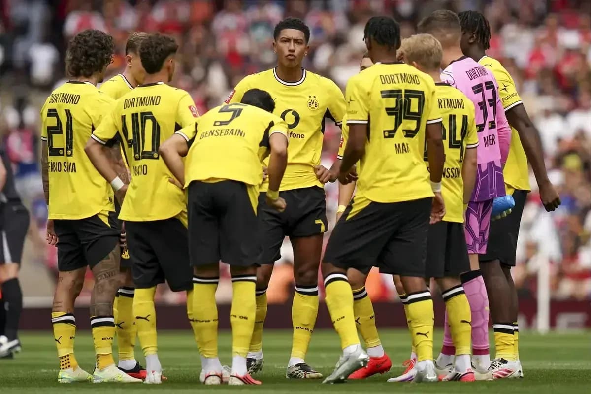 Borussia Dortmund players in a huddle during match Borussia Dortmund players in a huddle during match