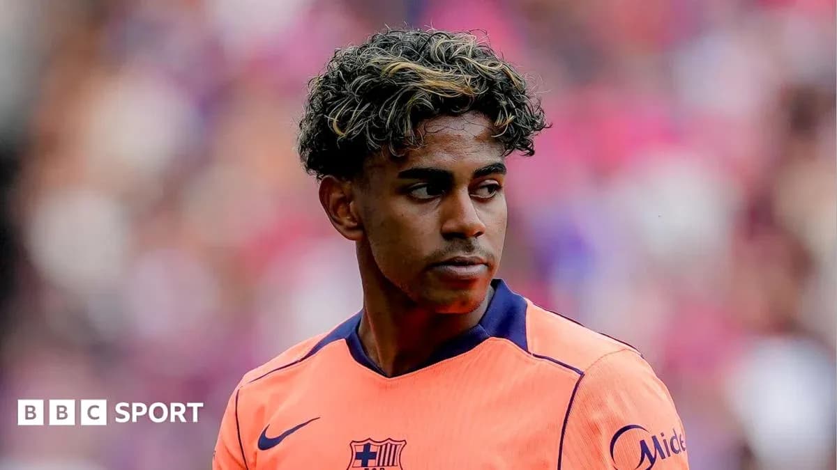 Futbolchi maydonda, Barcelona formasi kiyib turibdi Futbolchi maydonda, Barcelona formasi kiyib turibdi