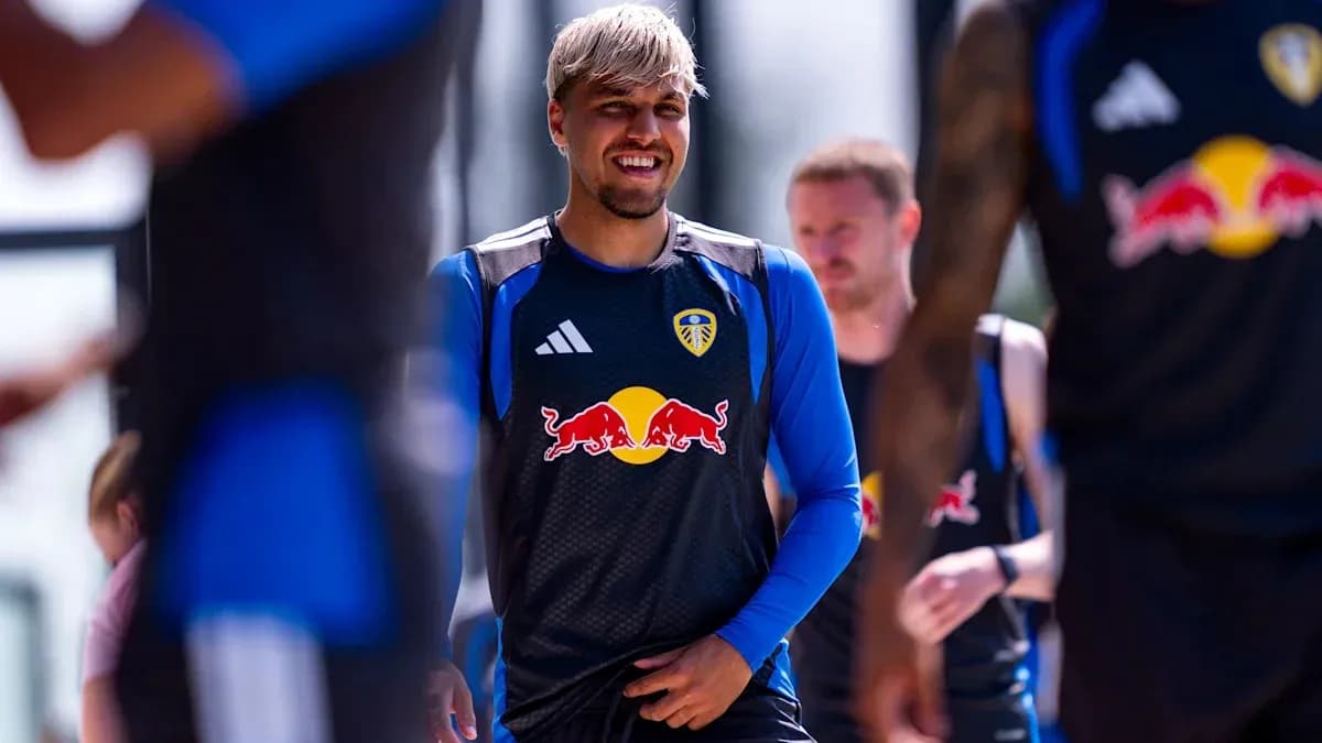 Futbolchi treningda, Leeds United formasida Futbolchi treningda, Leeds United formasida