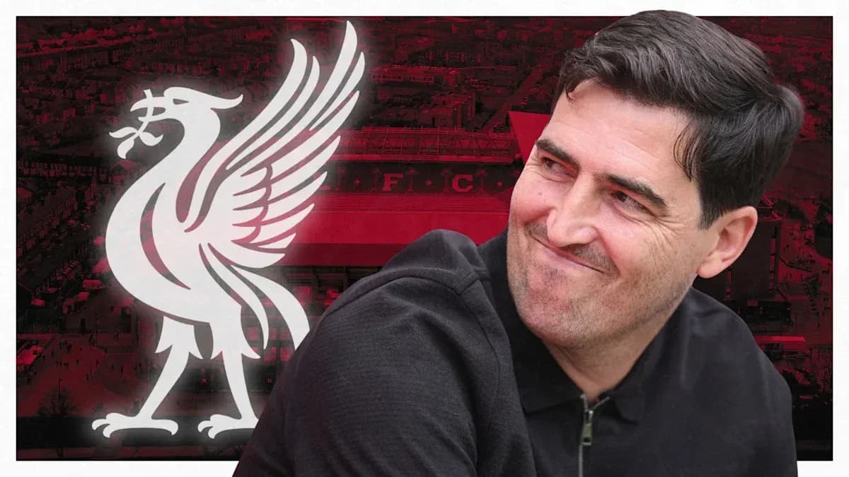 Kişi Liverpool emblemi fonida kulib o'tirgan Kişi Liverpool emblemi fonida kulib o'tirgan