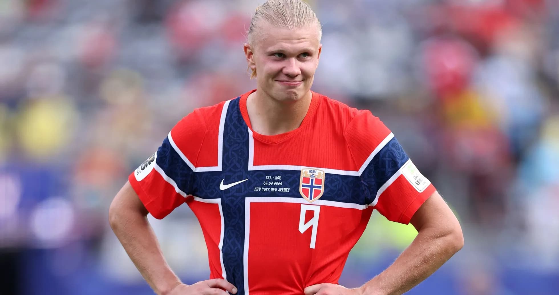 Futbolchi Norvegiya formasi bilan maydonda Futbolchi Norvegiya formasi bilan maydonda