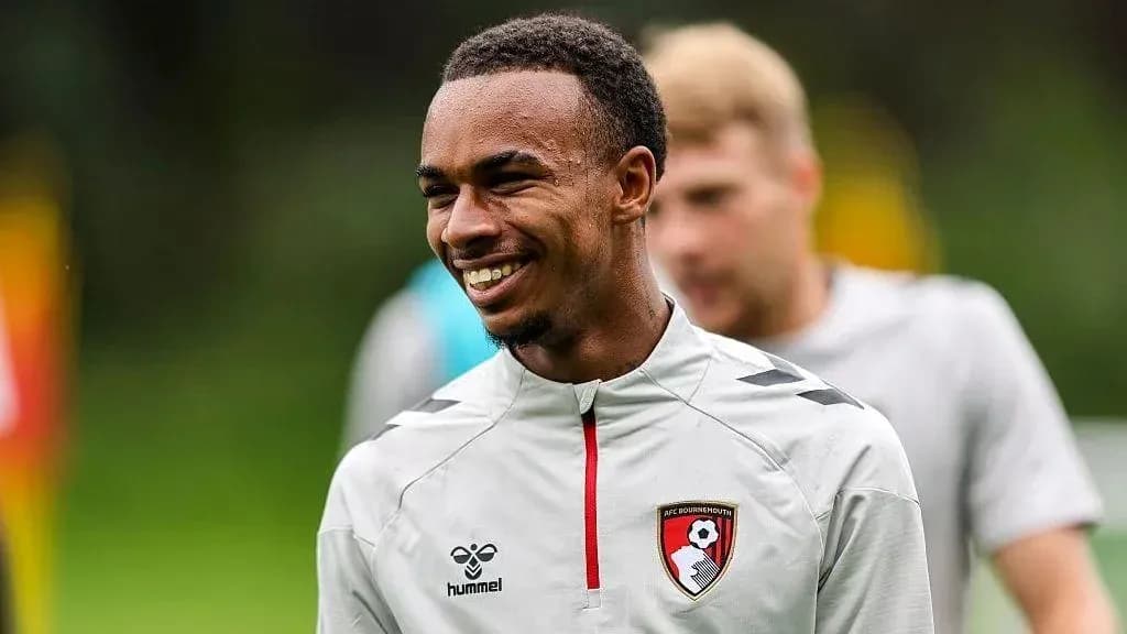 Futbolchi mashg'ulotda, AFC Bournemouth formasida Futbolchi mashg'ulotda, AFC Bournemouth formasida