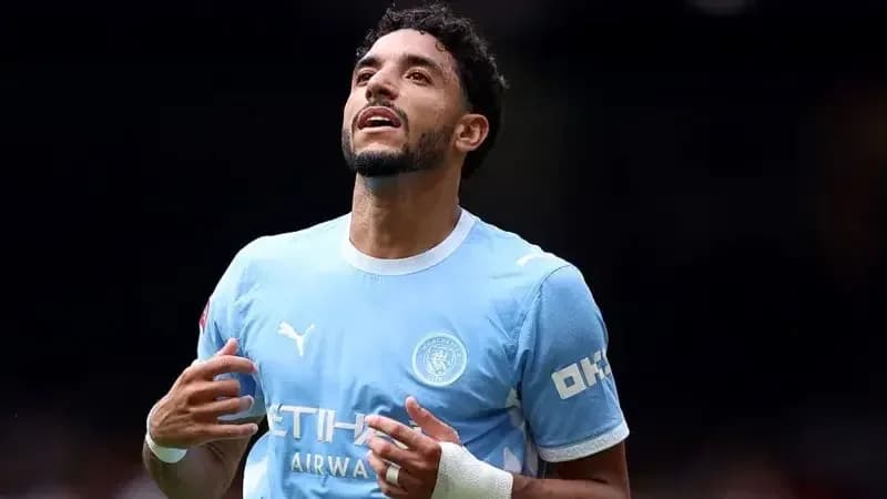 Futbolchi Manchester City formasi bilan maydonda Futbolchi Manchester City formasi bilan maydonda