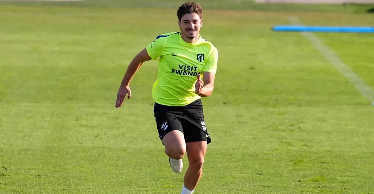 Futbolchi mashg'ulotda yugurmoqda, sarg'ish forma kiygan Futbolchi mashg'ulotda yugurmoqda, sarg'ish forma kiygan
