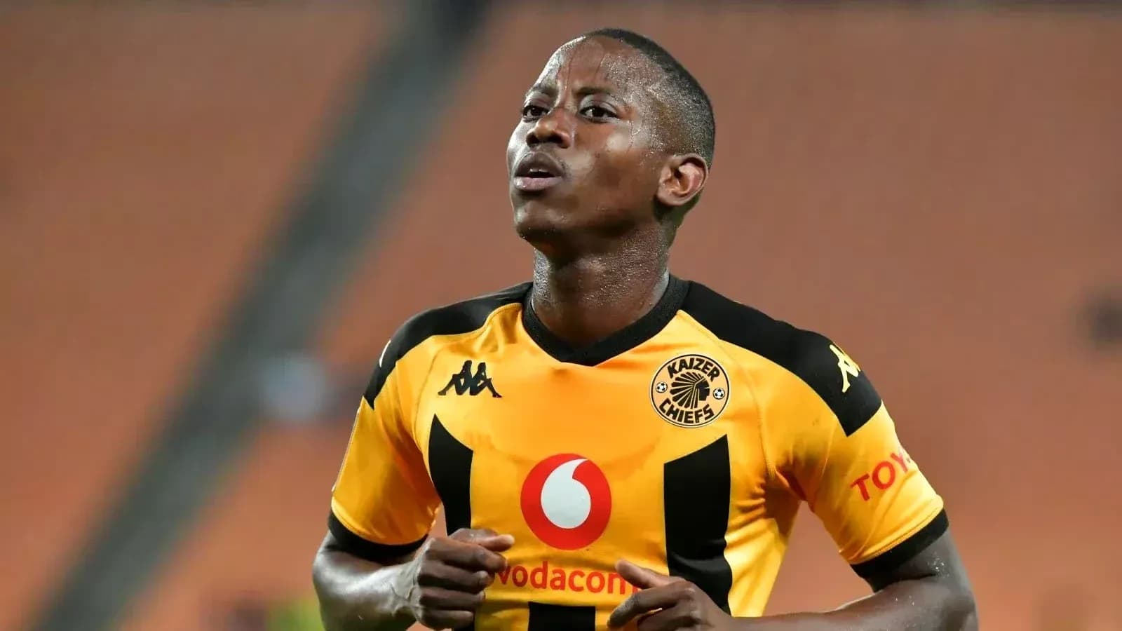 Futbolchi KAIZER CHIEFS formasida maydonda yugurmoqda Futbolchi KAIZER CHIEFS formasida maydonda yugurmoqda