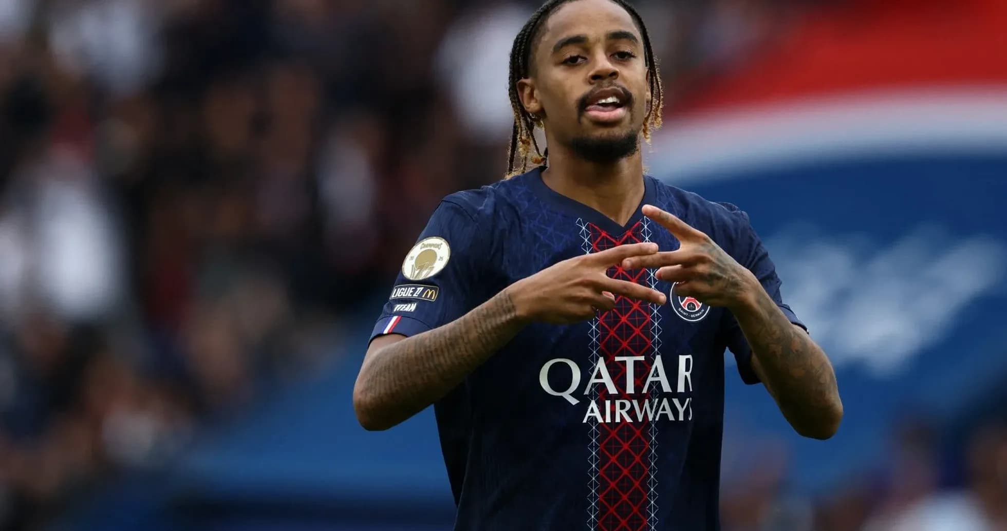 Futbolchi PSG formasi bilan maydonda harakatda Futbolchi PSG formasi bilan maydonda harakatda