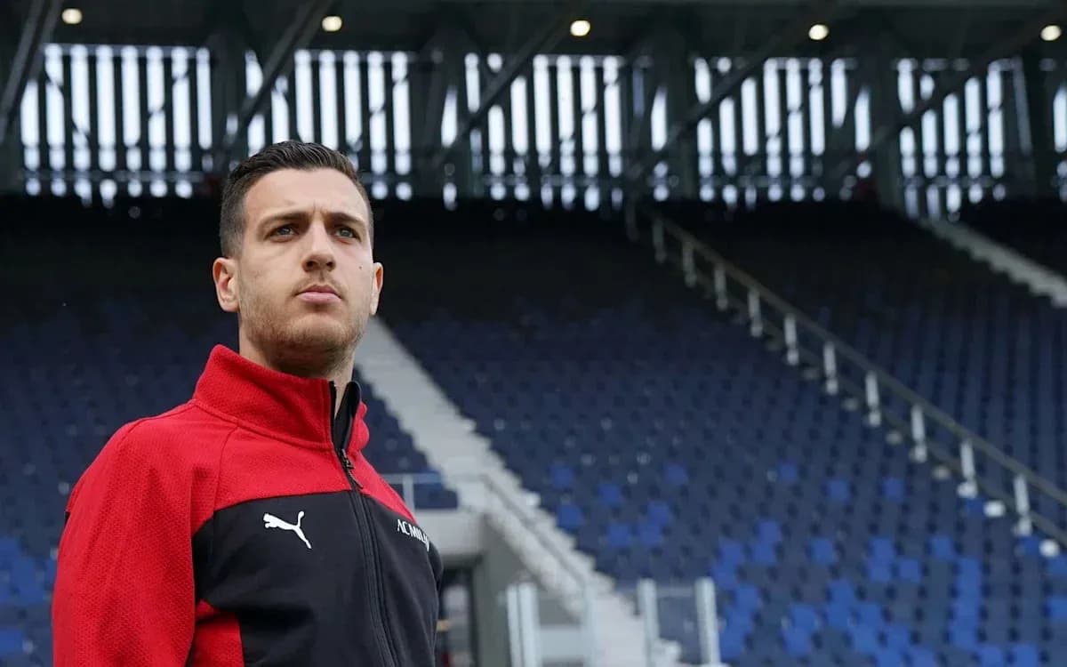 Futbolchi stadion oldida o'ylab turib turibdi Futbolchi stadion oldida o'ylab turib turibdi