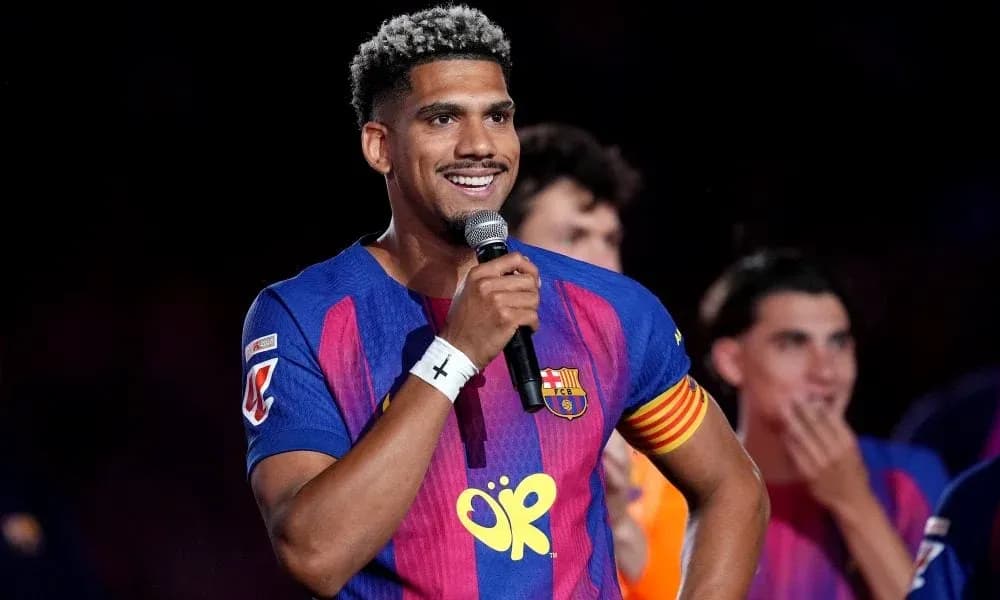Futbolchi mikrofon bilan sahnada nutq so'zlamoqda Futbolchi mikrofon bilan sahnada nutq so'zlamoqda