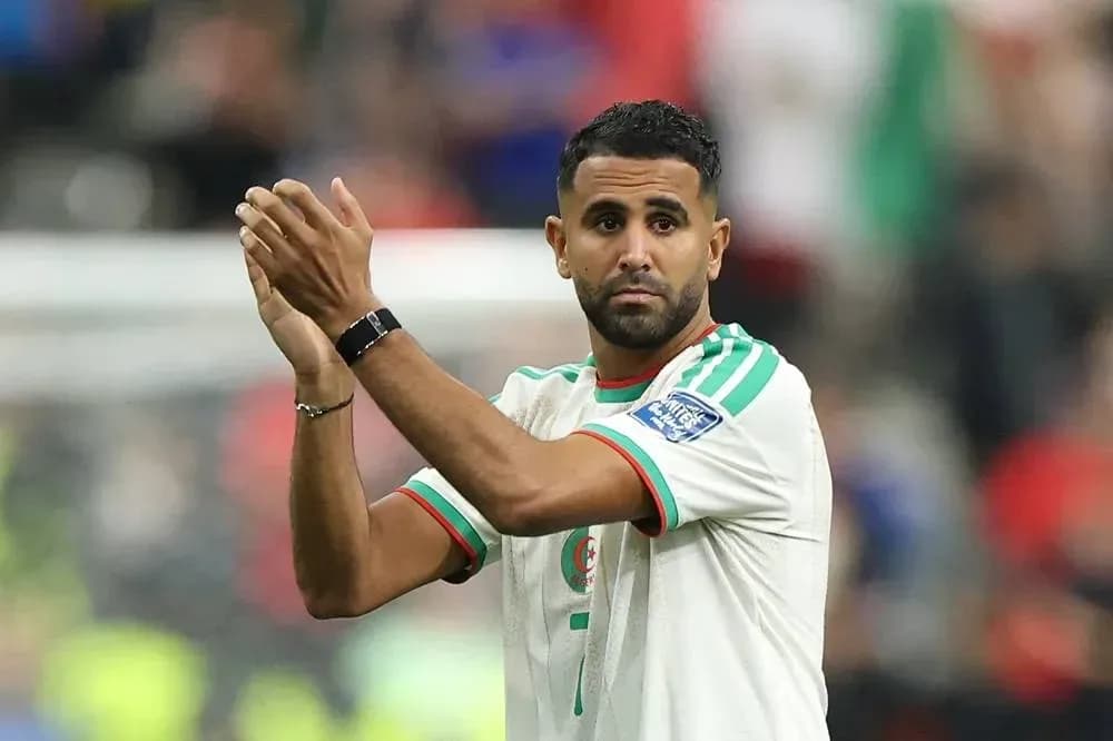 Futbolchi sahnada qo'l silkib turibdi Futbolchi sahnada qo'l silkib turibdi